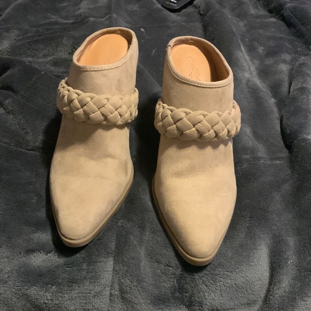 Universal Thread - taupe avis mule heels - size 9.5